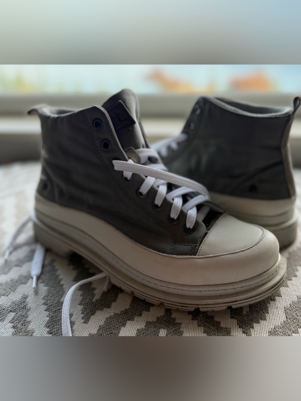 Women’s ART Soft Grey Sneakers – Size 9